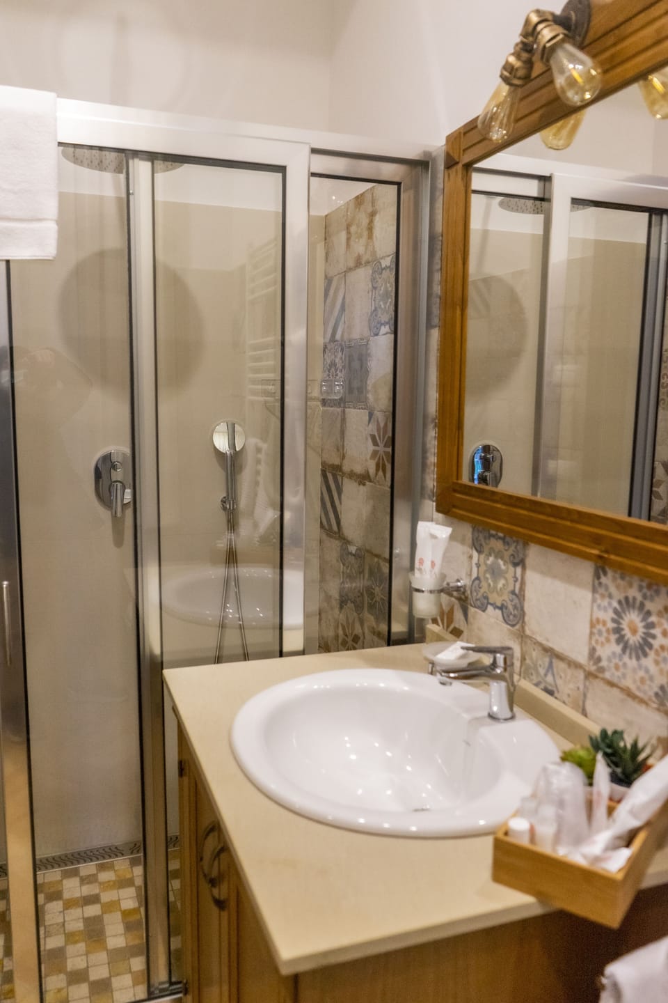 Family Room | Bathroom | Shower, rainfall showerhead, hair dryer, slippers