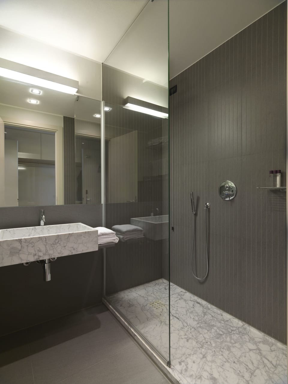 Shower, rainfall showerhead, free toiletries, hair dryer