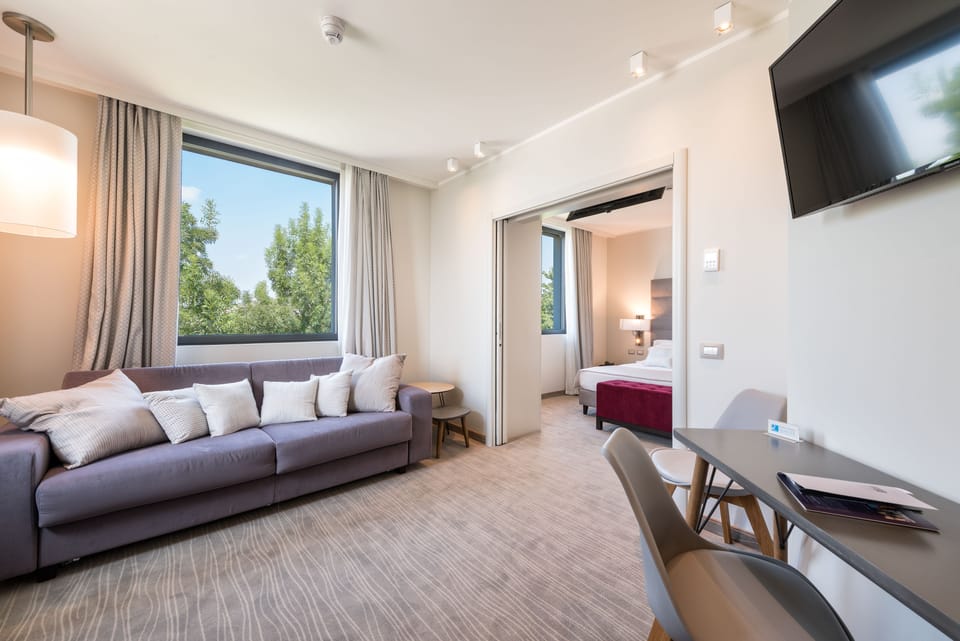 Deluxe Suite | Living room | 32-inch flat-screen TV with digital channels, TV