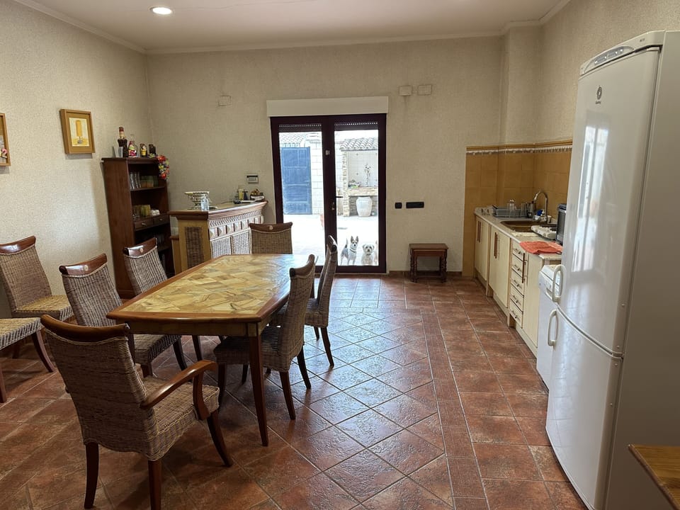 Full-size fridge, microwave, oven, stovetop