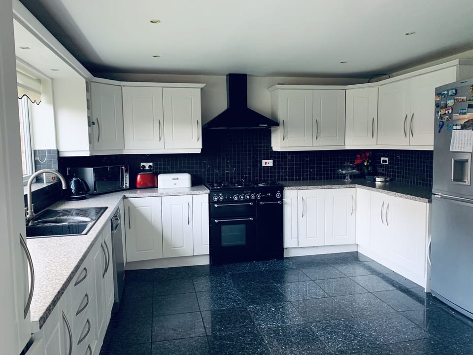 Family House, Ensuite | Private kitchen