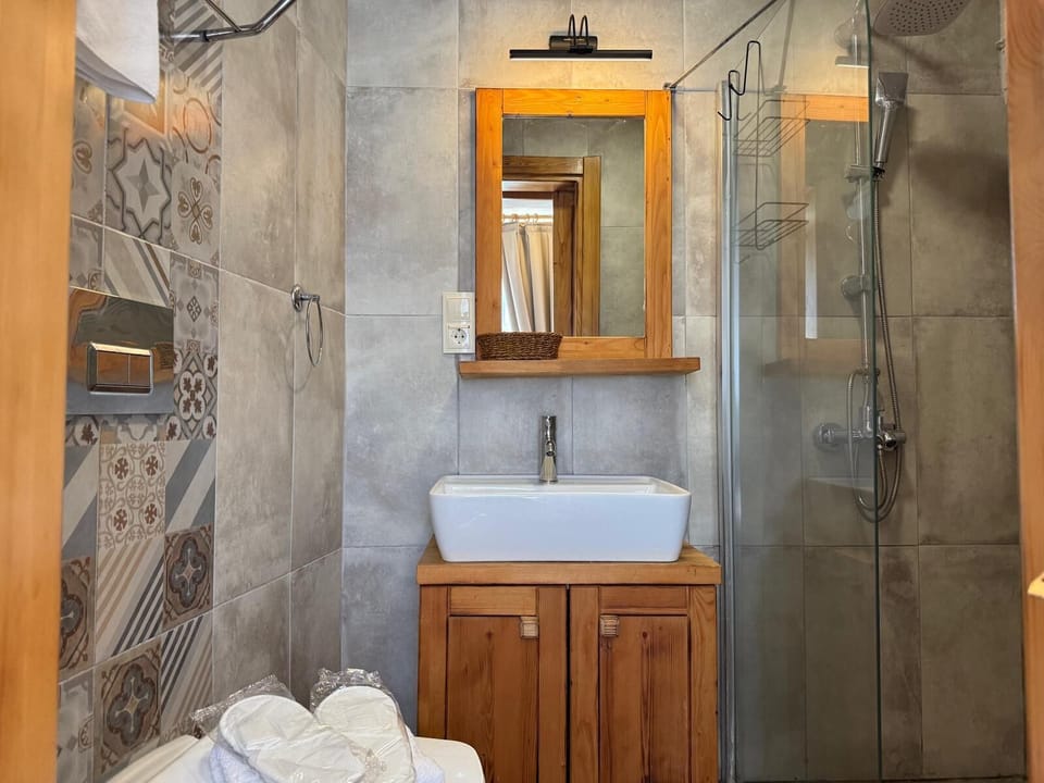 Economy Room, Ground Floor, No View | Bathroom | Shower, rainfall showerhead, hair dryer, towels