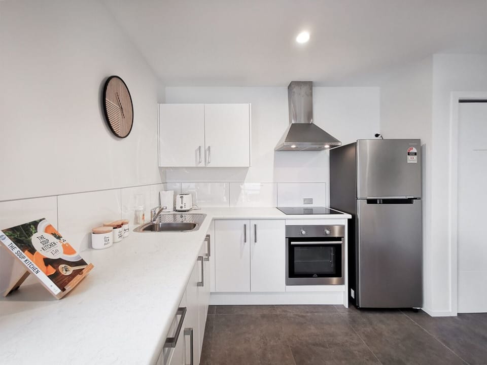 Deluxe Apartment, 1 Bedroom | Private kitchen | Full-size fridge, microwave, oven, stovetop