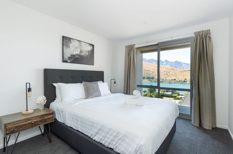 Deluxe Apartment, 1 Bedroom | 1 bedroom, iron/ironing board, free WiFi