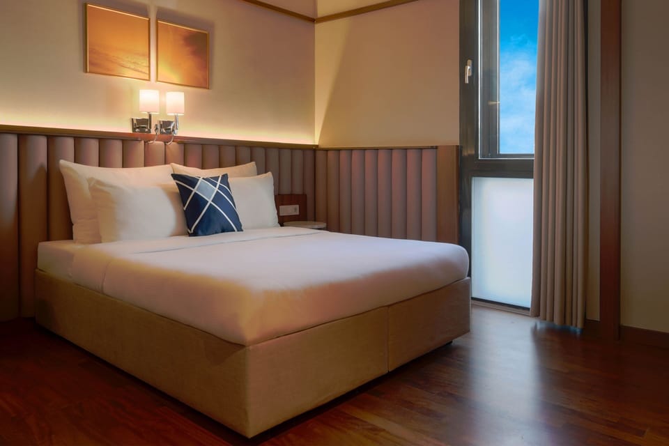 Standard Room, 1 King Bed, Non Smoking | In-room safe, soundproofing, free WiFi, bed sheets