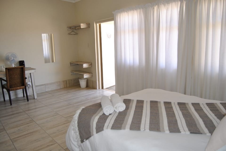 Family Room | In-room safe, desk, WiFi (free), bed sheets