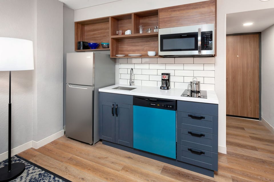 Studio Suite, 1 Queen Bed | Premium bedding, down comforters, in-room safe, desk