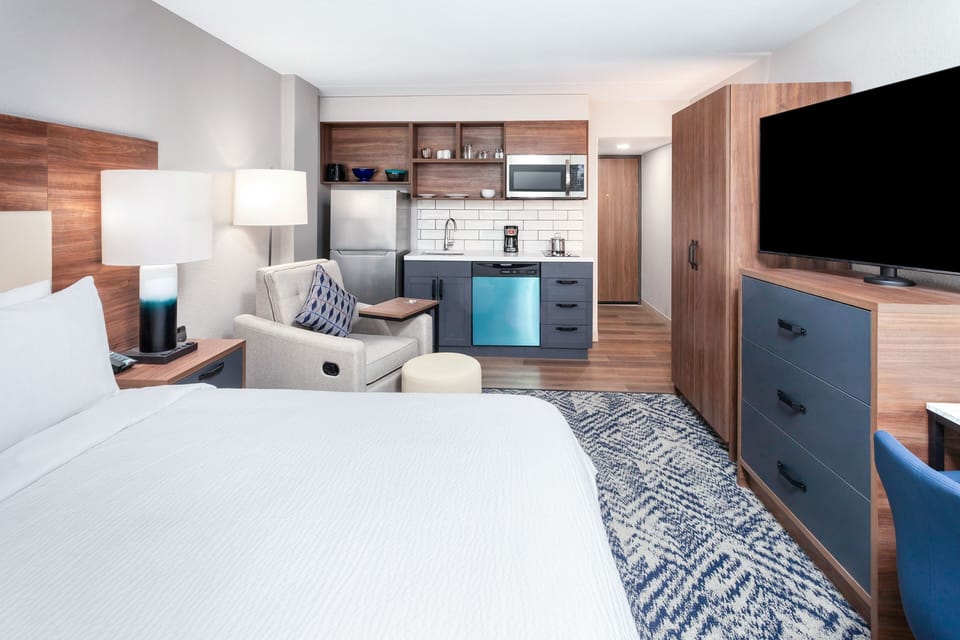 Studio Suite, 1 Queen Bed | Premium bedding, down comforters, in-room safe, desk