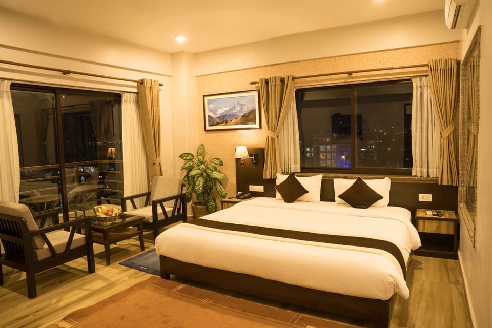 Business Suite | Premium bedding, desk, laptop workspace, soundproofing