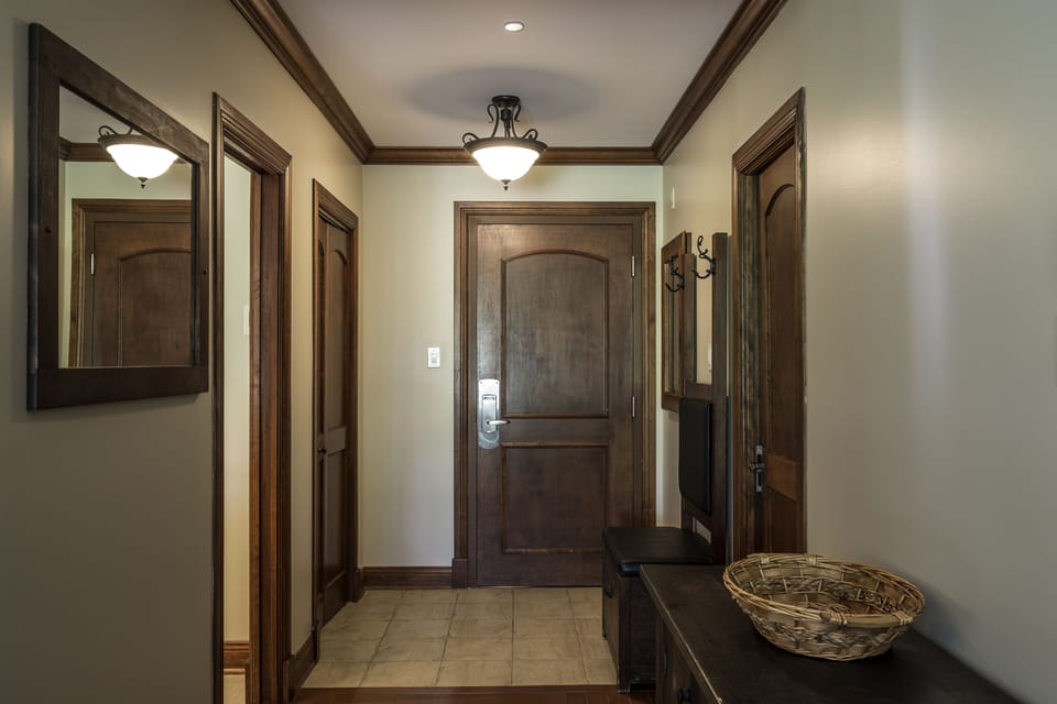 Bondurant 95.02 | Living area | Flat-screen TV, DVD player