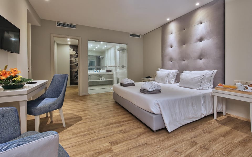 Premium Suite | Minibar, in-room safe, desk, soundproofing