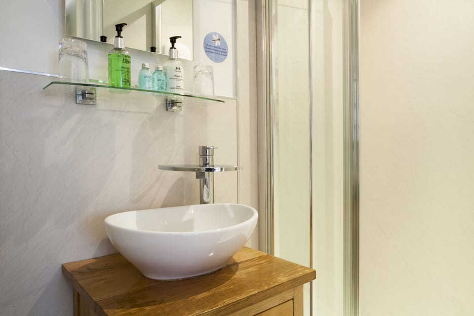 Standard Twin Room, Ensuite | Bathroom | Free toiletries, hair dryer, towels