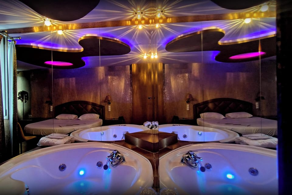 Junior Suite | Individually decorated, blackout drapes, soundproofing, rollaway beds