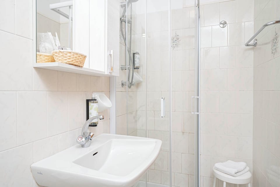 Twin Room | Bathroom | Shower, hair dryer, bidet, towels