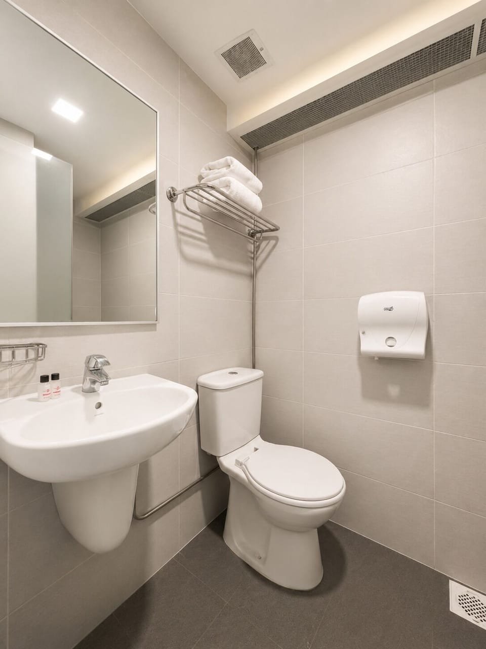 Deluxe Twin Room (with window) | Bathroom | Shower, free toiletries, hair dryer, towels