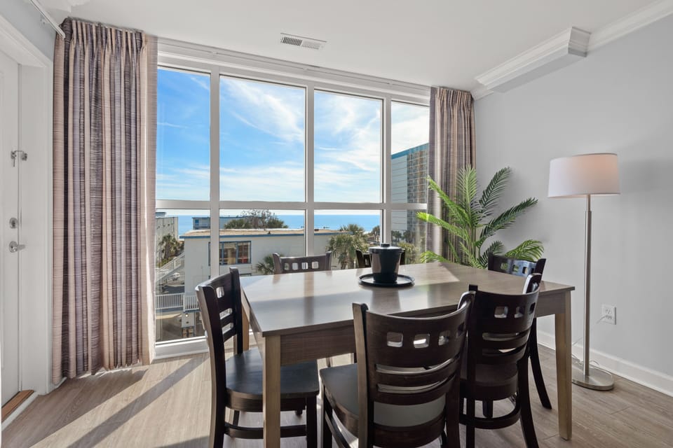 Ocean View 3 Bedroom Premier Condo - Sleeps 10 | In-room dining