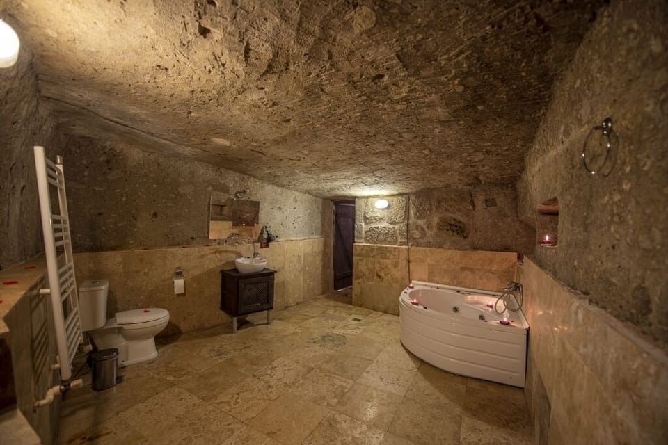 Double or Twin Cave Room | Bathroom | Separate tub and shower, rainfall showerhead, free toiletries