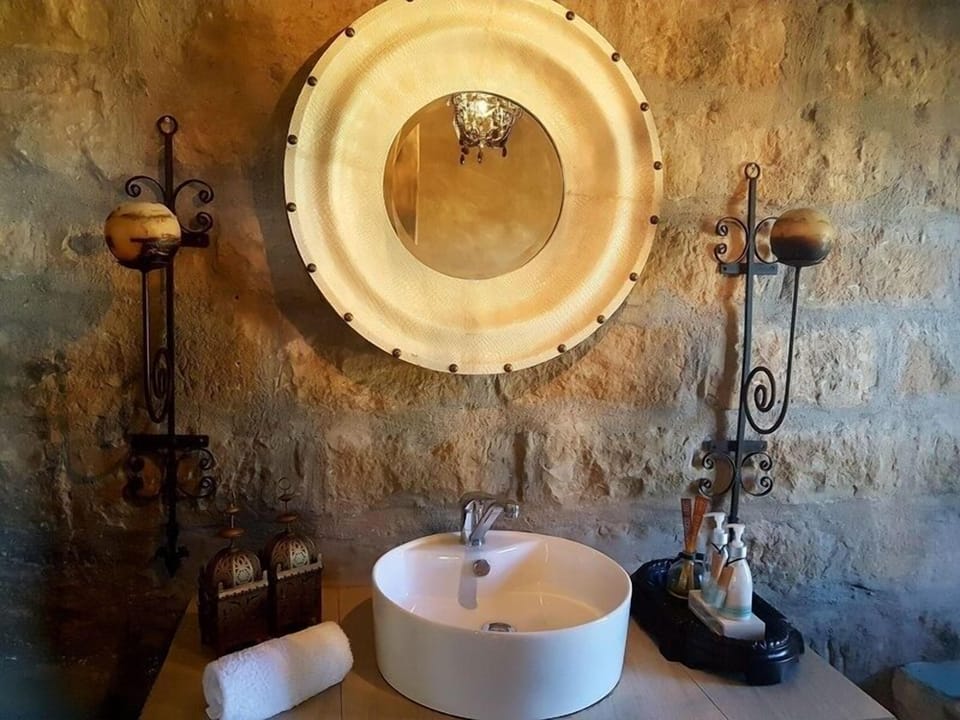 Bungalow (Bloureen) | Bathroom sink