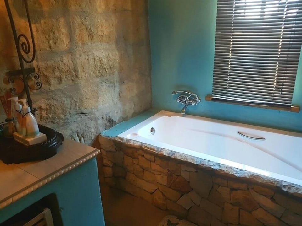 Combined shower/tub, towels, soap, shampoo