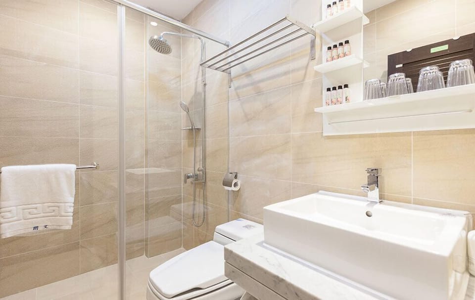 Family Quadruple Room | Bathroom shower