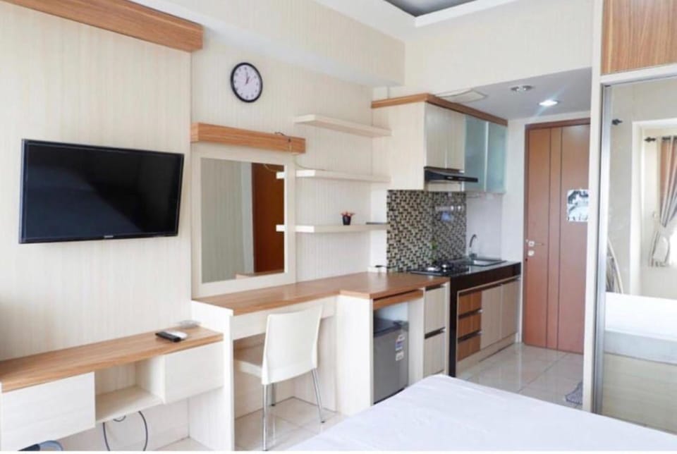 Studio | Private kitchenette | Fridge, electric kettle