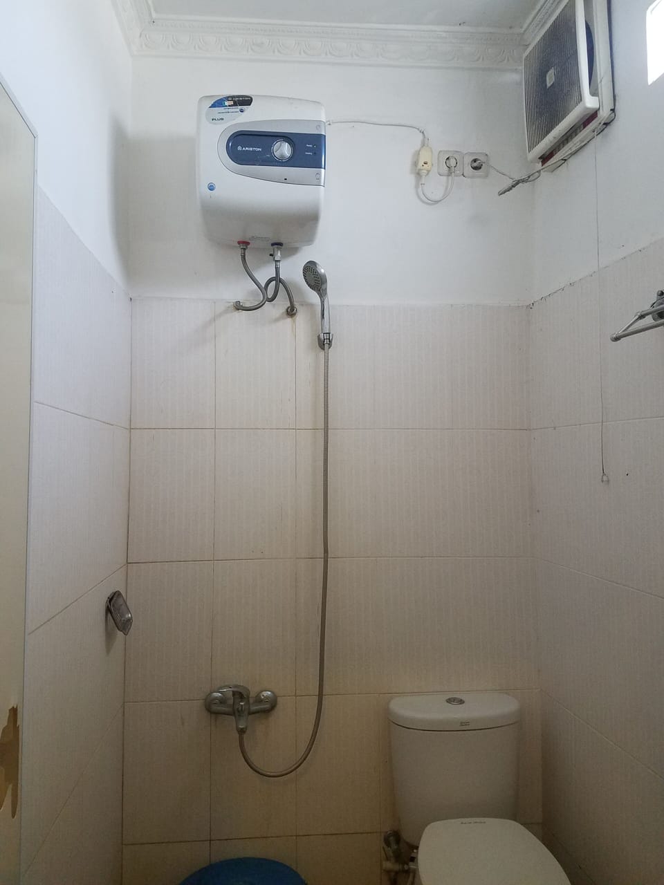 Shower, free toiletries, towels