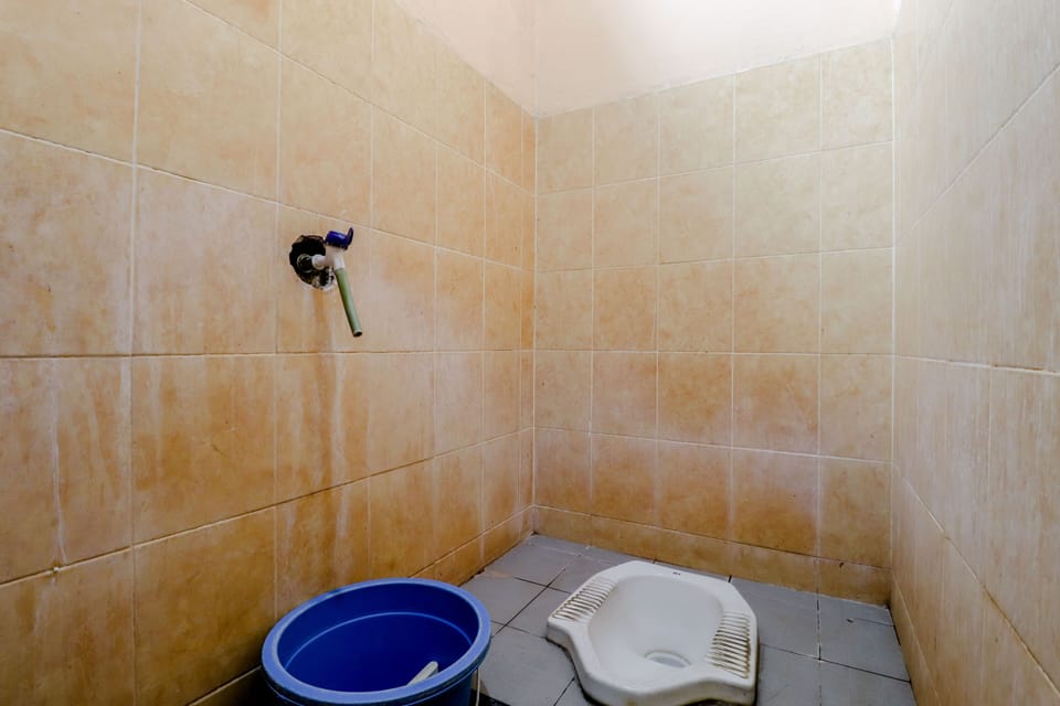 Shower, free toiletries, towels