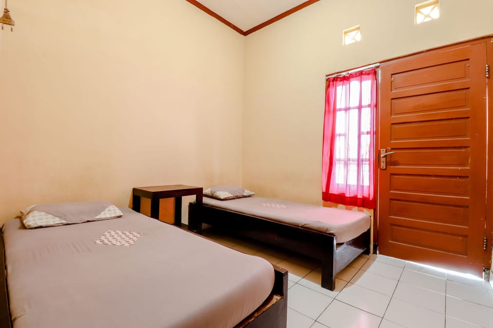 Standard Twin Room | Desk, bed sheets