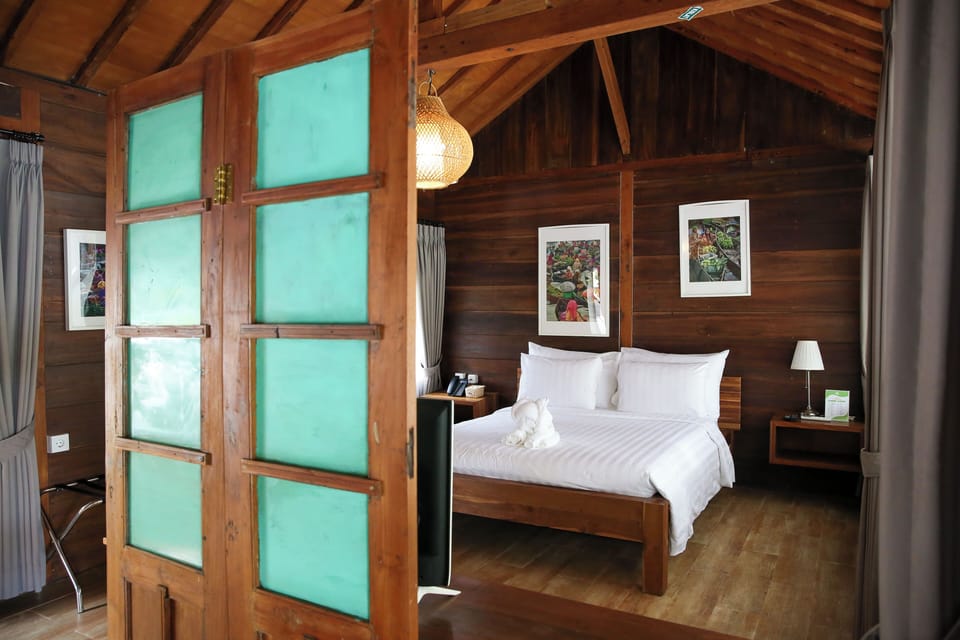 Deluxe Double Room, Garden View | Desk, WiFi (free), bed sheets