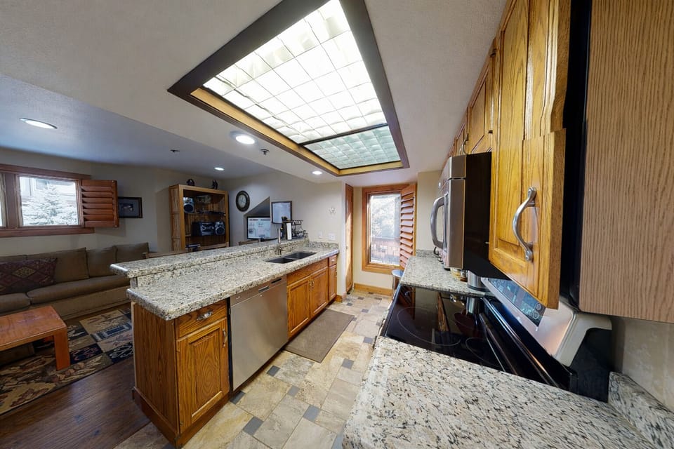 Condo, 3 Bedrooms | Private kitchen | Fridge, oven, coffee/tea maker, toaster