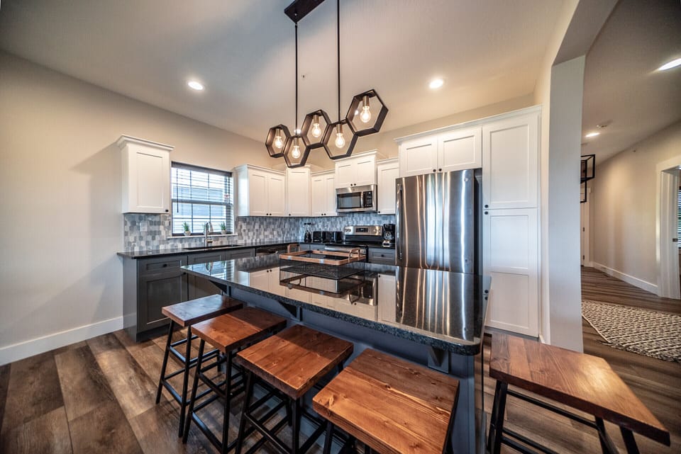 Presidential House, Fireplace, Golf View | In-room dining