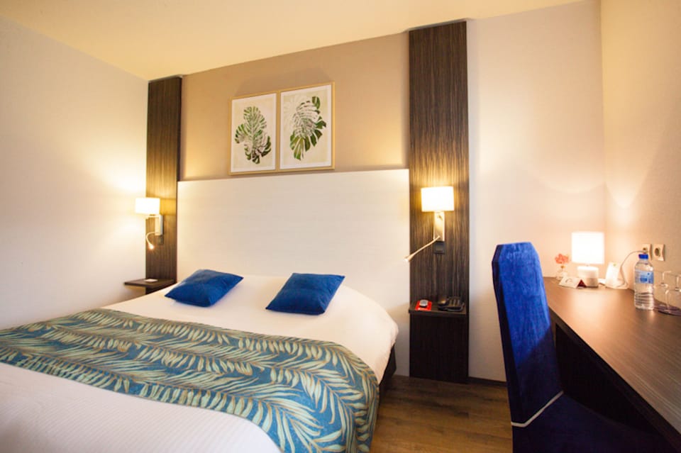 Comfort Double Room | In-room safe, desk, blackout drapes, iron/ironing board