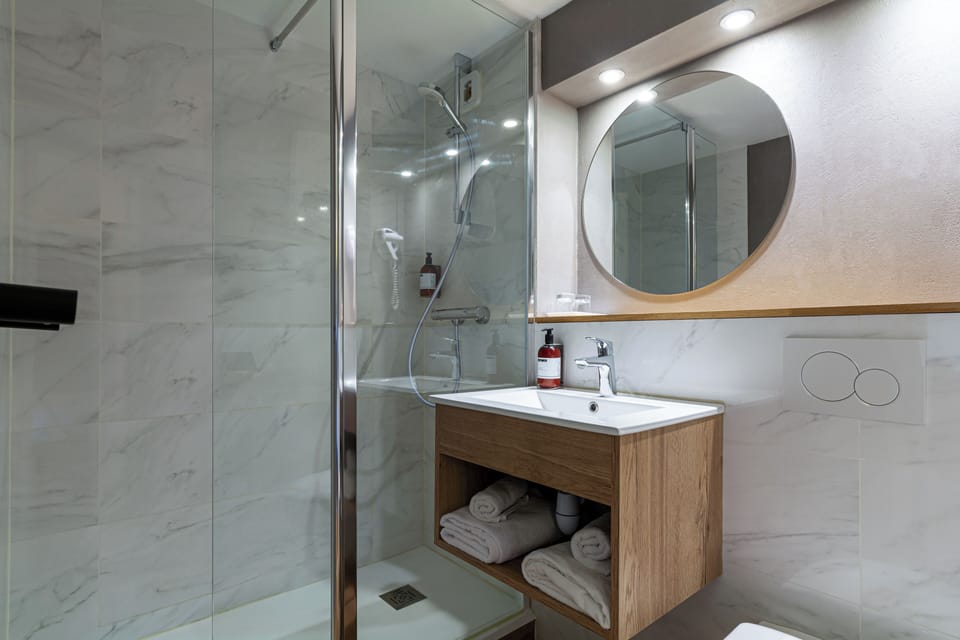Classic Room | Bathroom | Shower, free toiletries, hair dryer, towels