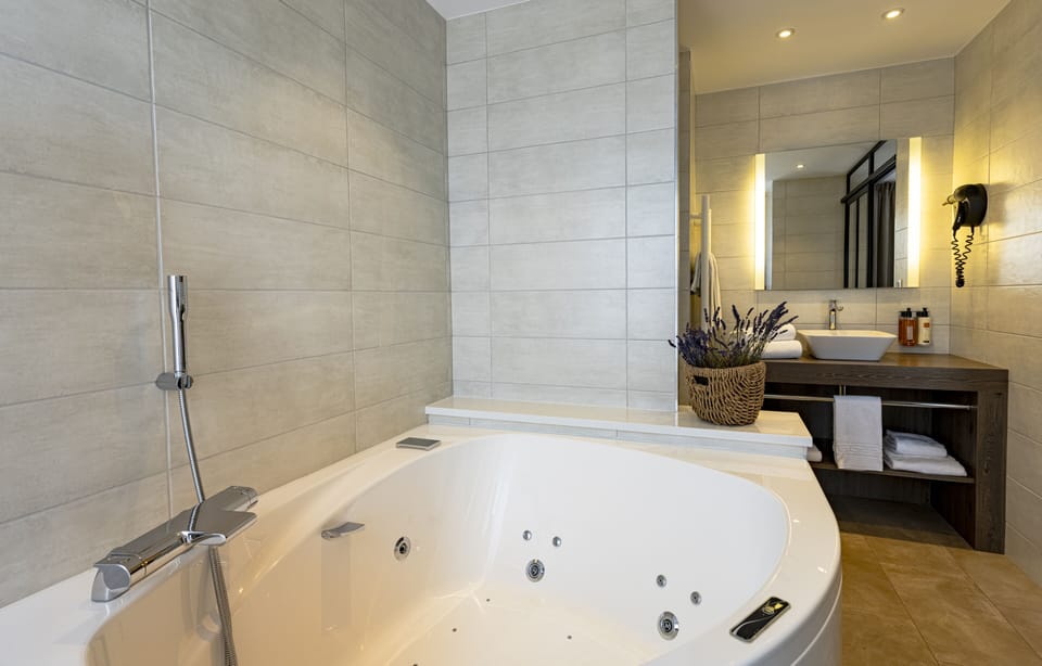 Deluxe Double Room, Bathtub (Accès Spa compris) | Bathroom | Shower, hair dryer, towels, soap