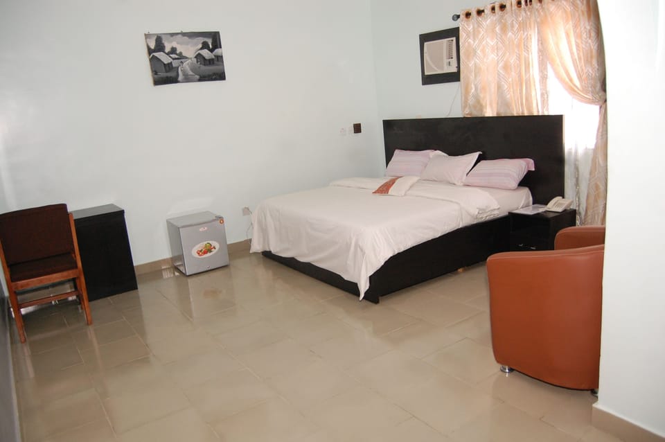 Presidential Suite | Minibar, in-room safe, desk, laptop workspace