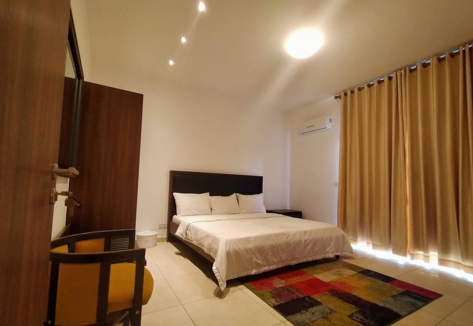 Executive Room | Desk, blackout drapes, iron/ironing board, free WiFi
