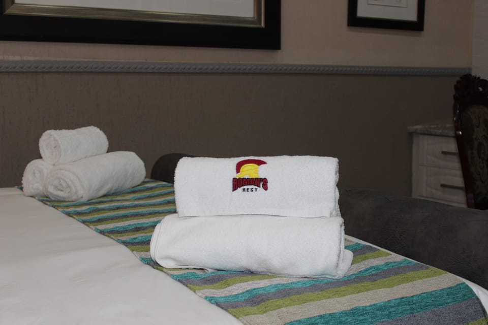 Comfort Studio Suite | Bathroom amenities | Towels, soap, shampoo, toilet paper