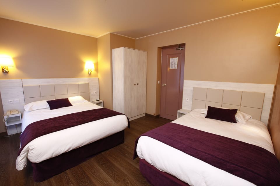 Triple Room | In-room safe, desk, soundproofing, free WiFi