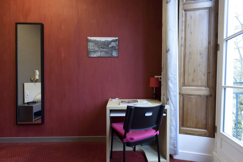 Individually decorated, desk, soundproofing, free WiFi