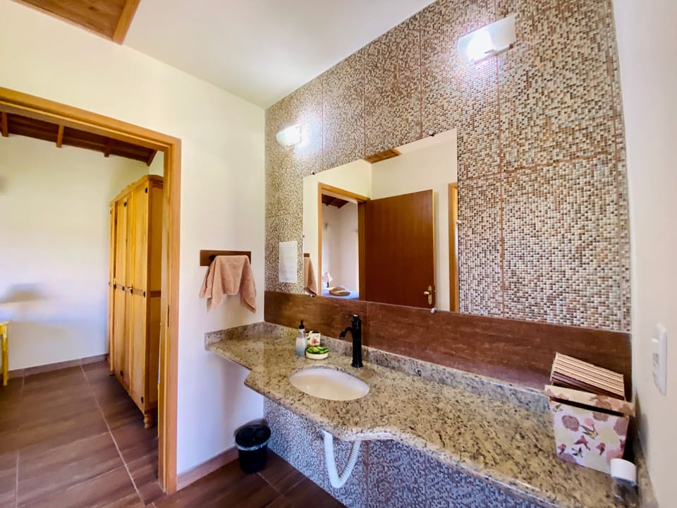 Deluxe Cottage | Bathroom | Shower, rainfall showerhead, hair dryer, towels