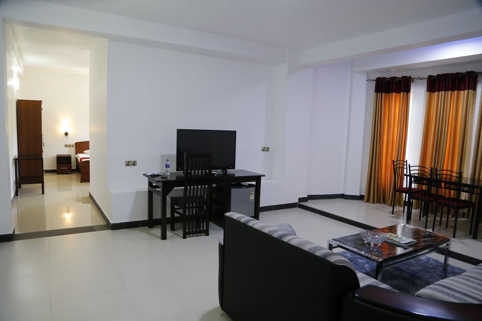 Executive Suite | In-room safe, desk, laptop workspace, soundproofing