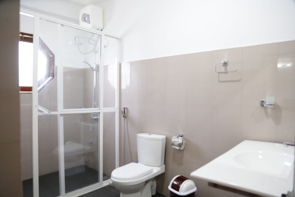 Standard Double Room | Bathroom | Shower, hydromassage showerhead, bidet, towels
