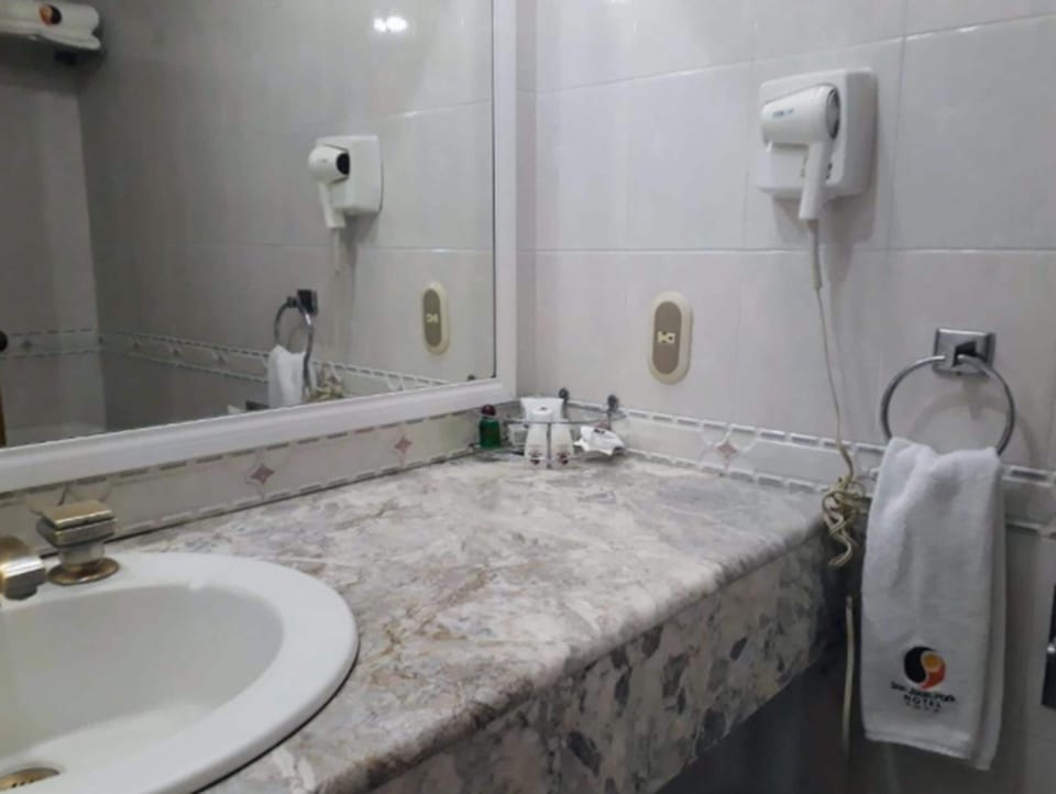 Shower, rainfall showerhead, free toiletries, towels