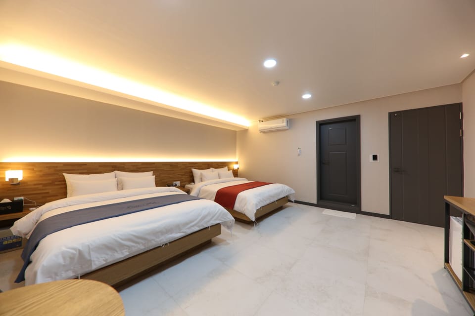Deluxe Twin Room, Jetted Tub | Premium bedding, down comforters, memory foam beds, free minibar