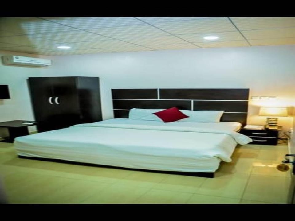 Royal Room | In-room safe, desk, free WiFi, bed sheets