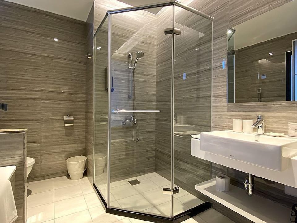 Romantic Quadruple Room | Bathroom | Separate tub and shower, rainfall showerhead, free toiletries