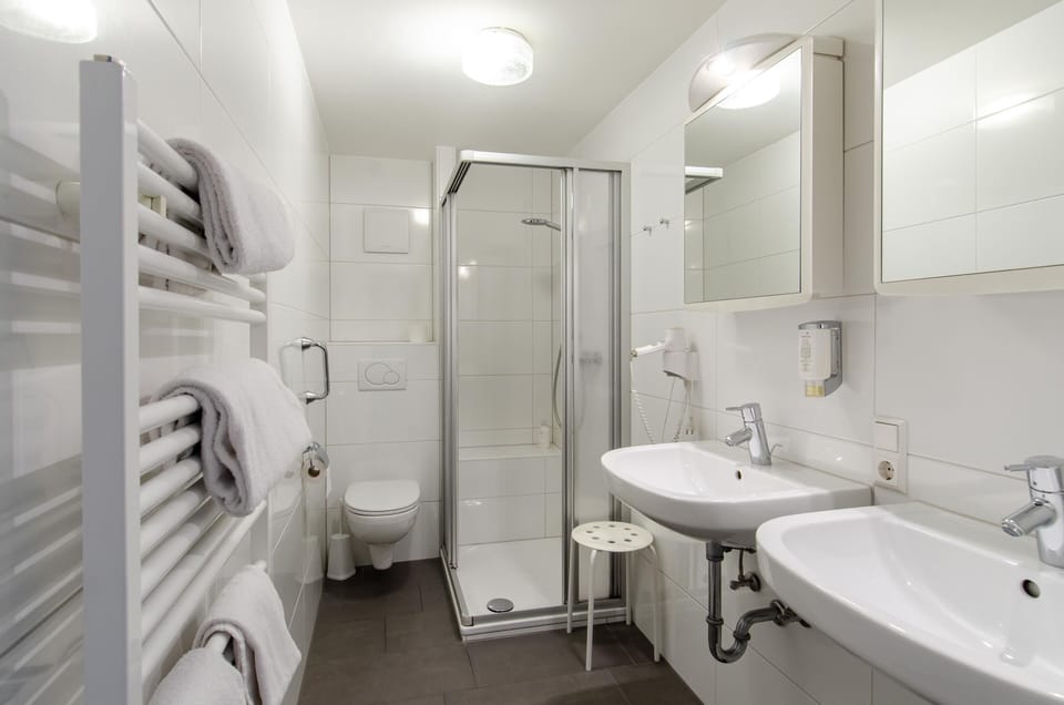 Basic Double Room, Non Smoking | Bathroom | Hair dryer, towels