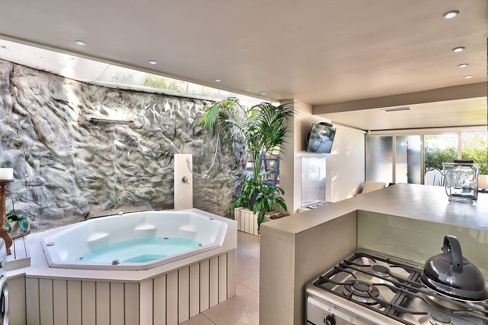 Luxury House | Private spa tub