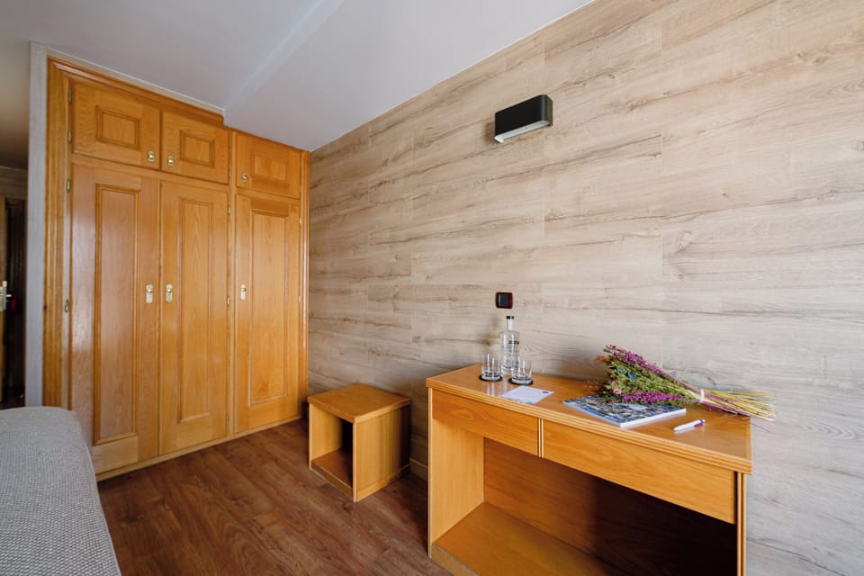 Triple Room | Desk, laptop workspace, WiFi (free)