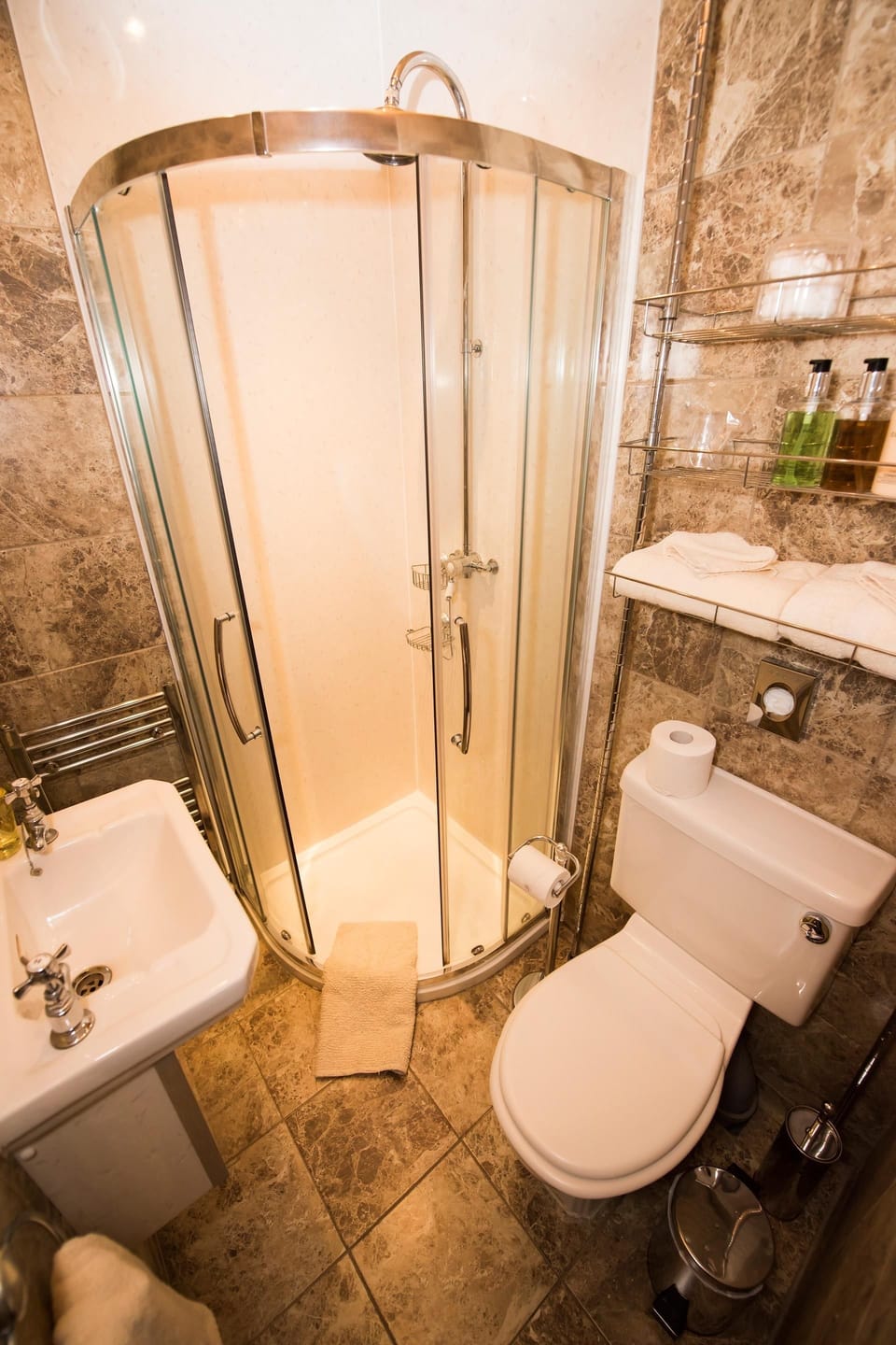 Double Room, 1 Double Bed, Ensuite | Bathroom | Shower, rainfall showerhead, free toiletries, hair dryer
